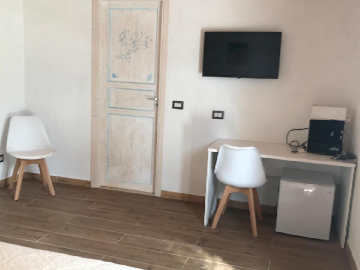 La Fragola In Campagna 6 K M Da San Pantaleo Hotell Eksteriør bilde