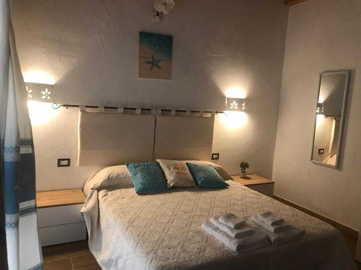 La Fragola In Campagna 6 K M Da San Pantaleo Hotell Eksteriør bilde