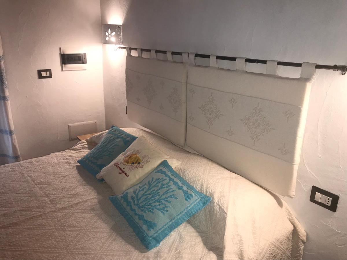 La Fragola In Campagna 6 K M Da San Pantaleo Hotell Eksteriør bilde