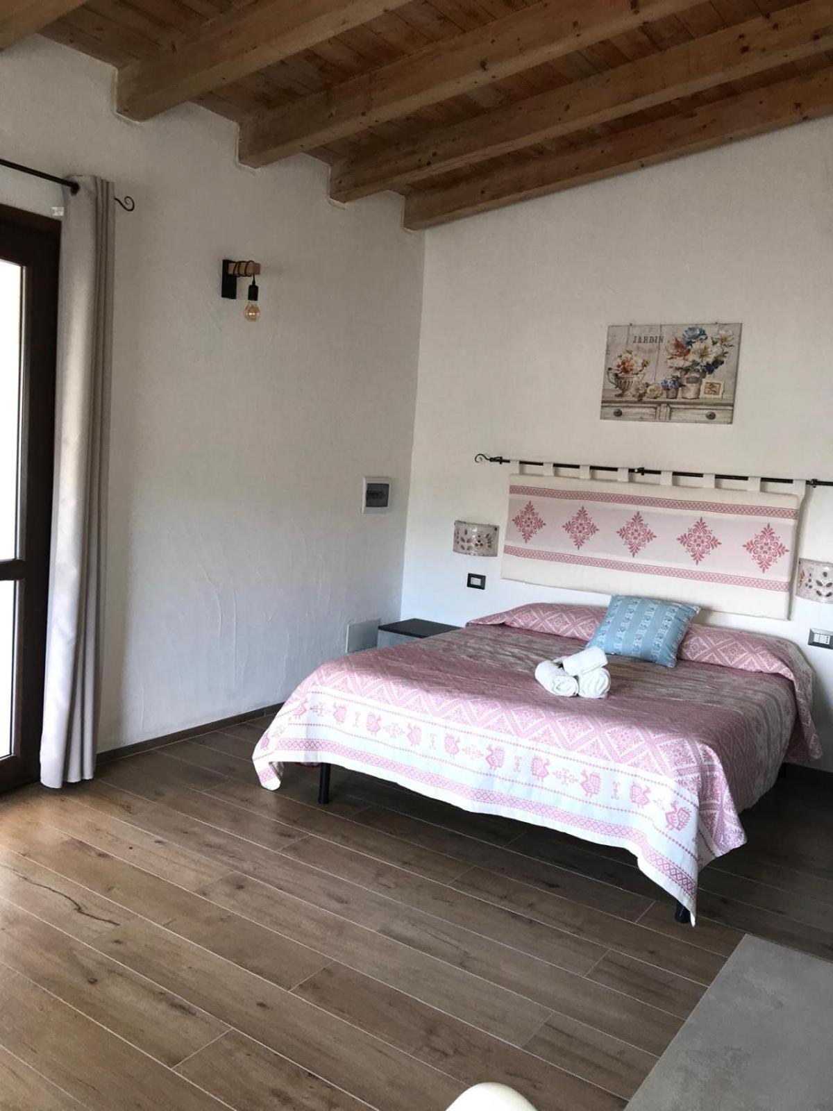 La Fragola In Campagna 6 K M Da San Pantaleo Hotell Eksteriør bilde