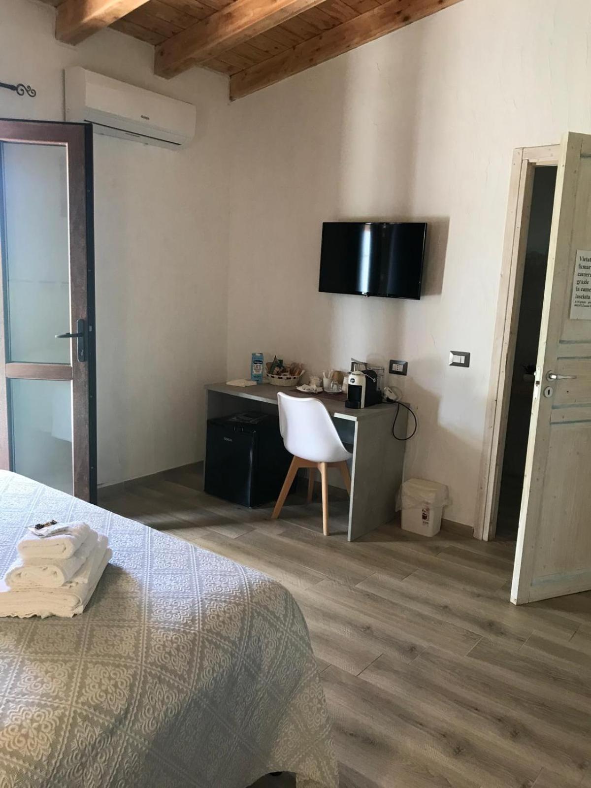 La Fragola In Campagna 6 K M Da San Pantaleo Hotell Eksteriør bilde
