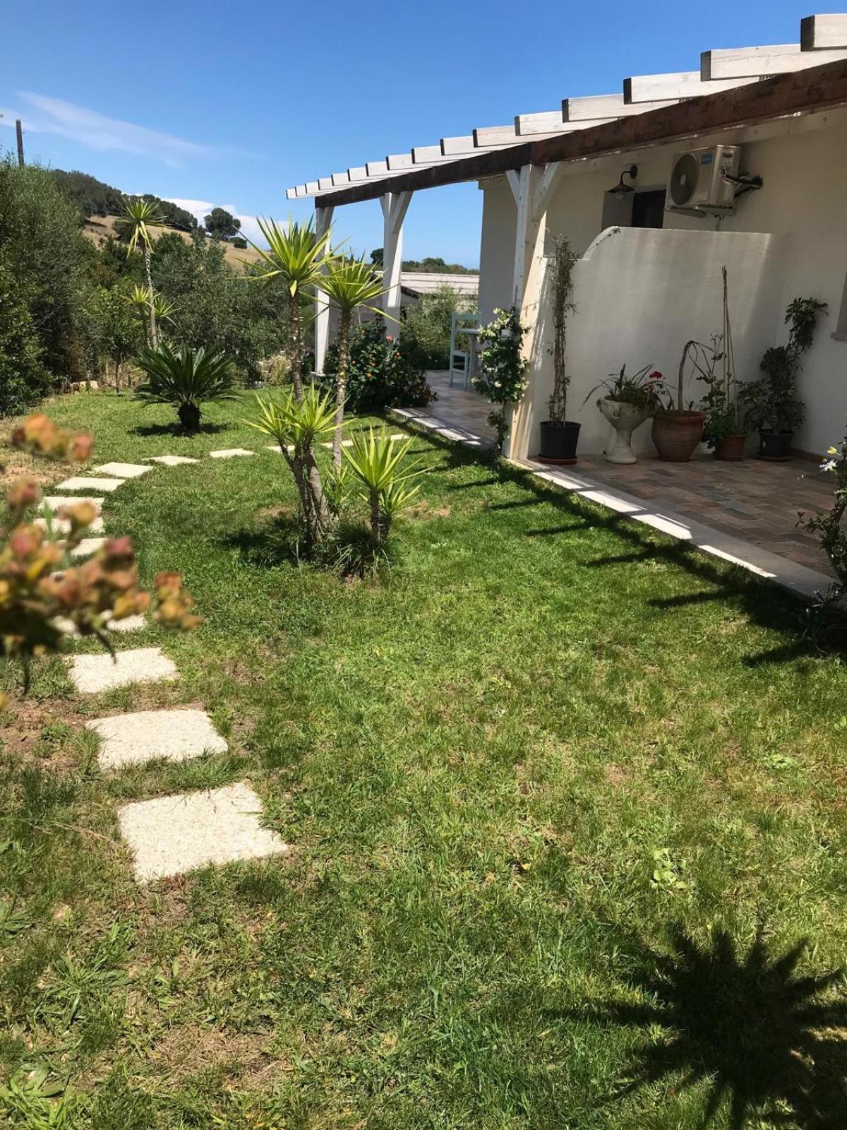 La Fragola In Campagna 6 K M Da San Pantaleo Hotell Eksteriør bilde